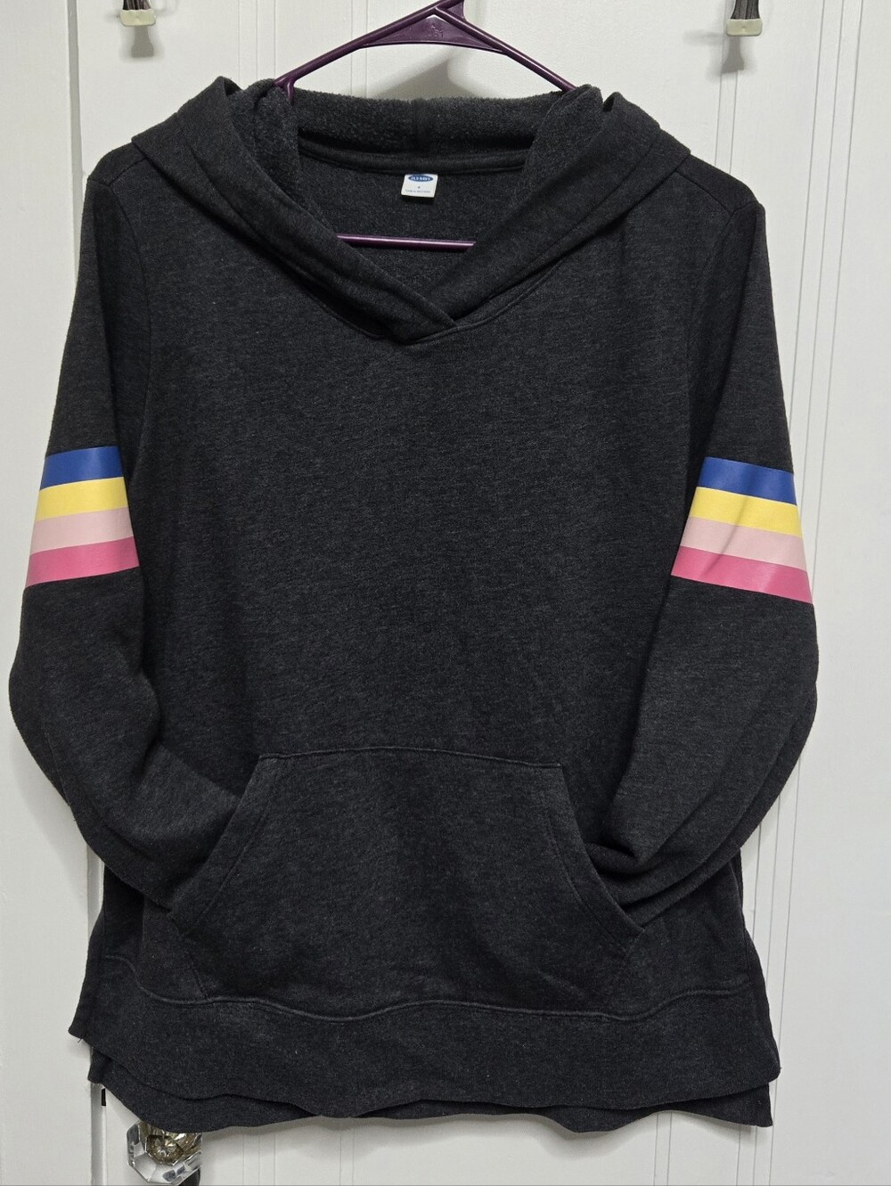 Cozy Hooded Sweatshirt with Color-Block Sleeve Stripes - Black